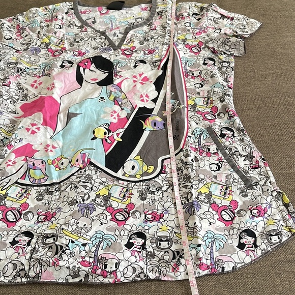 💰3 items for $25 🏷 Tokidoki by Koi Surfer multi print Kiki Scrub Top sz S - Picture 16 of 16